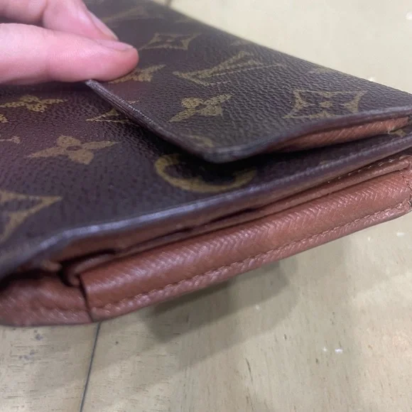 Louis Vuitton Wallet - Picture 7 of 9